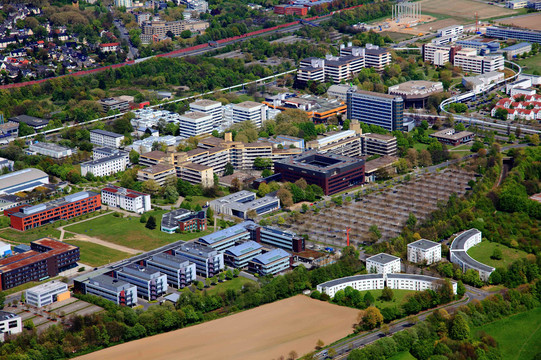 Luftbild vom Campus Nord mit neuen Gebäuden von oben. 