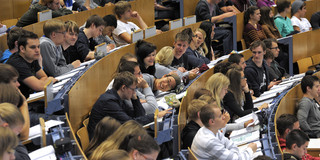 Studierende sitzen in einer Vorlesung im Audimax.